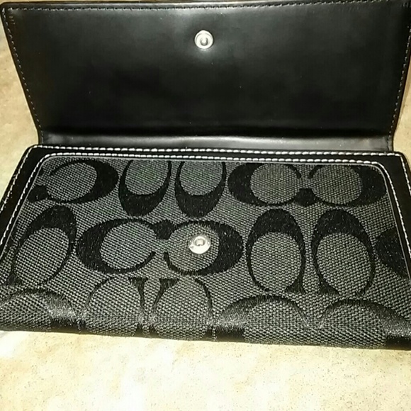 Woman's Wallet - Picture 4 of 5